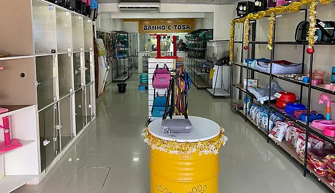 Corredor da loja com rações, caminhas, caixas de transporte e acessórios