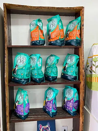 Estante de madeira com pacotes de ração para gatos